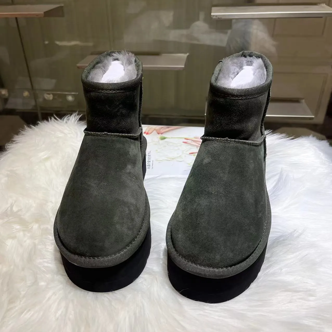 💰520 UGG sheepskin all-in-one snow boots. The official website synchronizes the new autumn and winter women's classic mini (thick sole) short snow boots 1134991, three-layer combination thick sole 5 cm, lightweight and non-slip, suede upper, 17 mm real wool lining, comfortable and casual, simple and fashionable! Color: Maroon Black Military Green Chocolate Size: 35-41